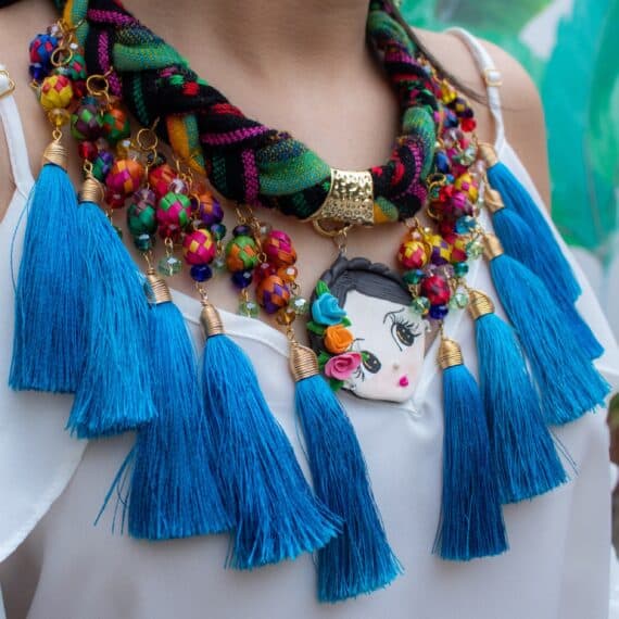 Amina - Collar Artesanal con Motitas de Hilo y Muñequita - Collar artesanal de flores de palma
