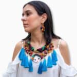 Amina - Collar Artesanal con Motitas de Hilo y Muñequita - Collar Artesanal con Motitas de Hilo